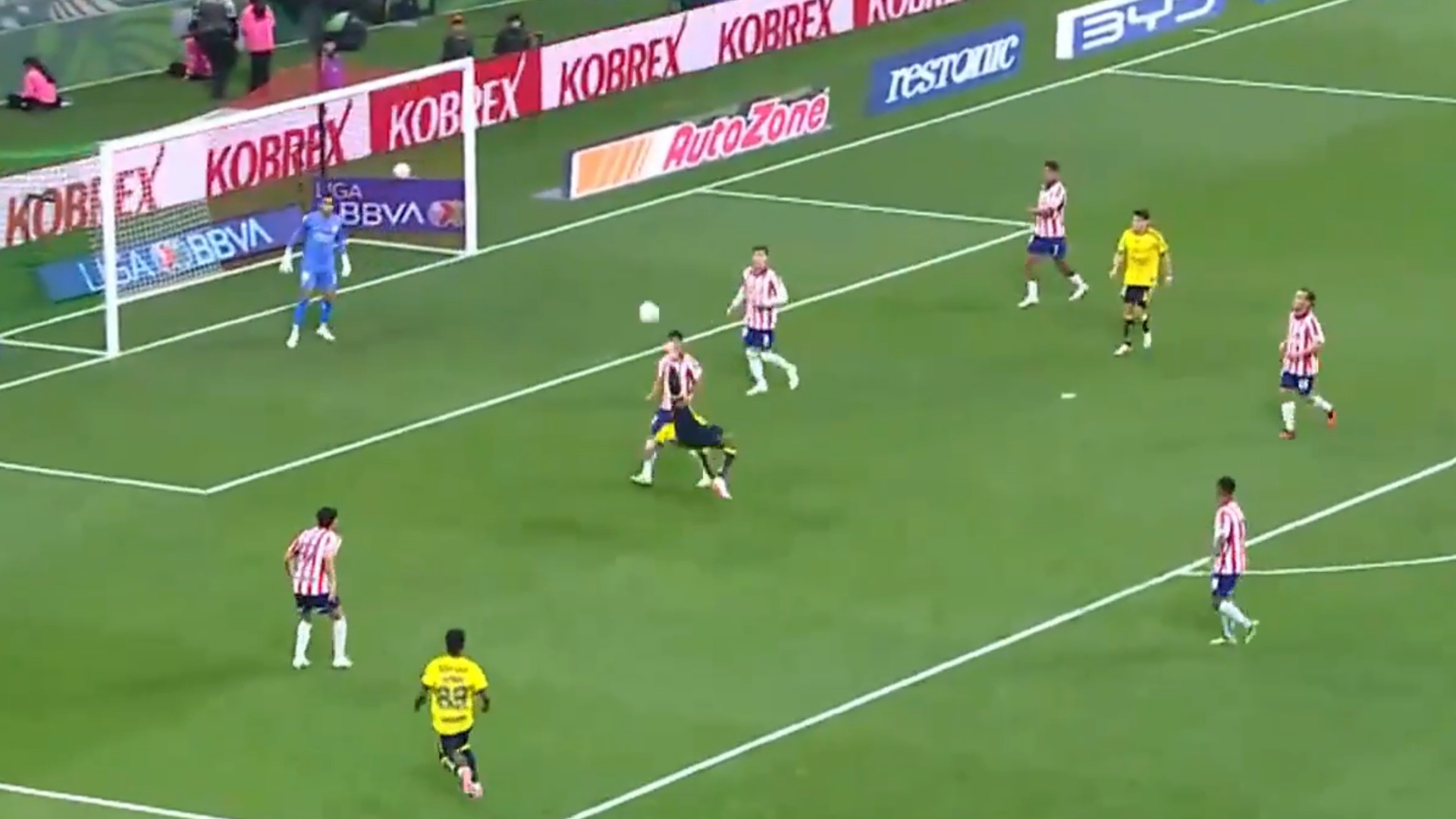 Miguel Borja anotó el primer gol del América en el clásico con espectacular chilena. ESPECIAL