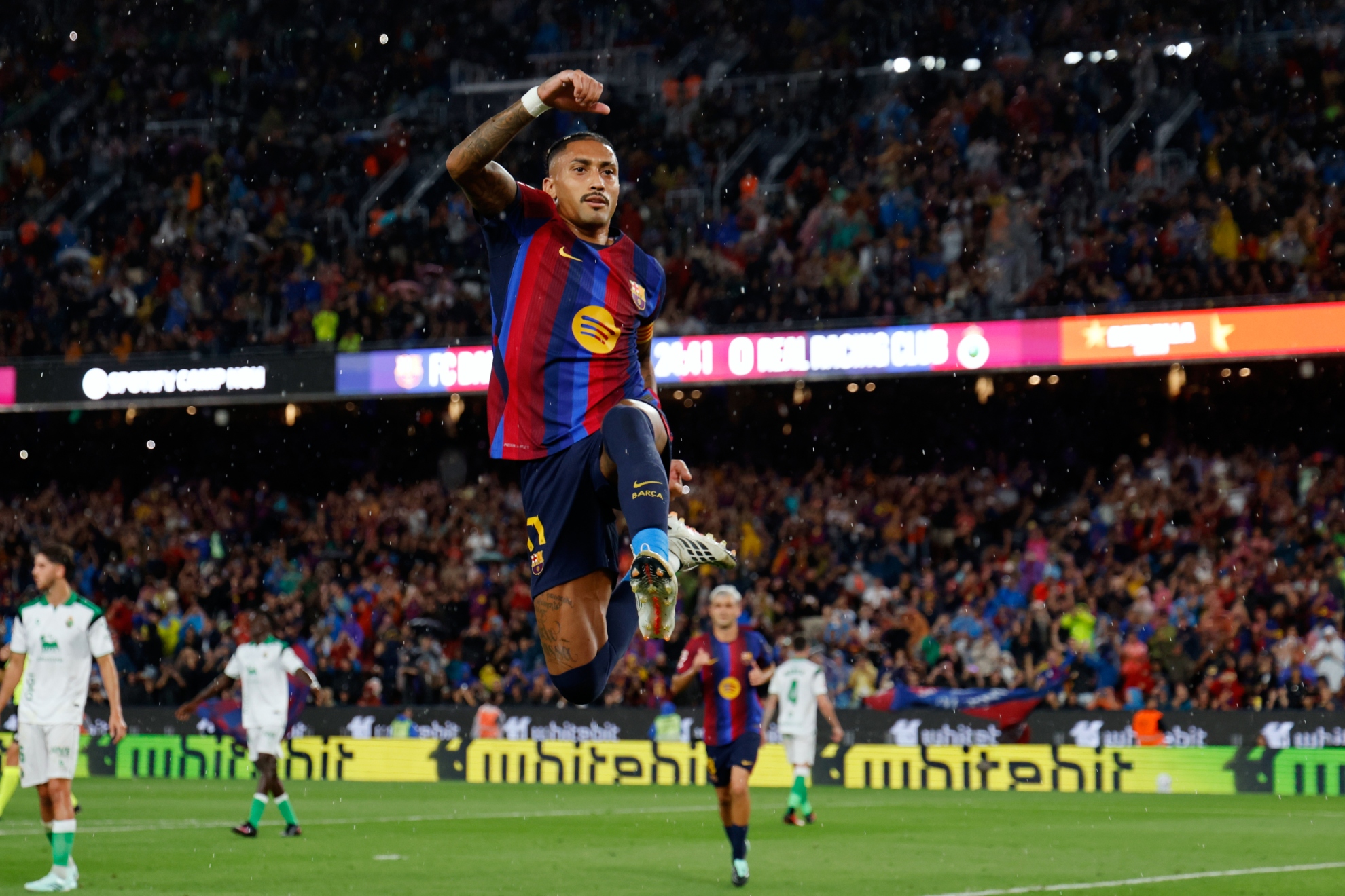 Raphinha celebra un gol con el Barcelona. LAPRESSE