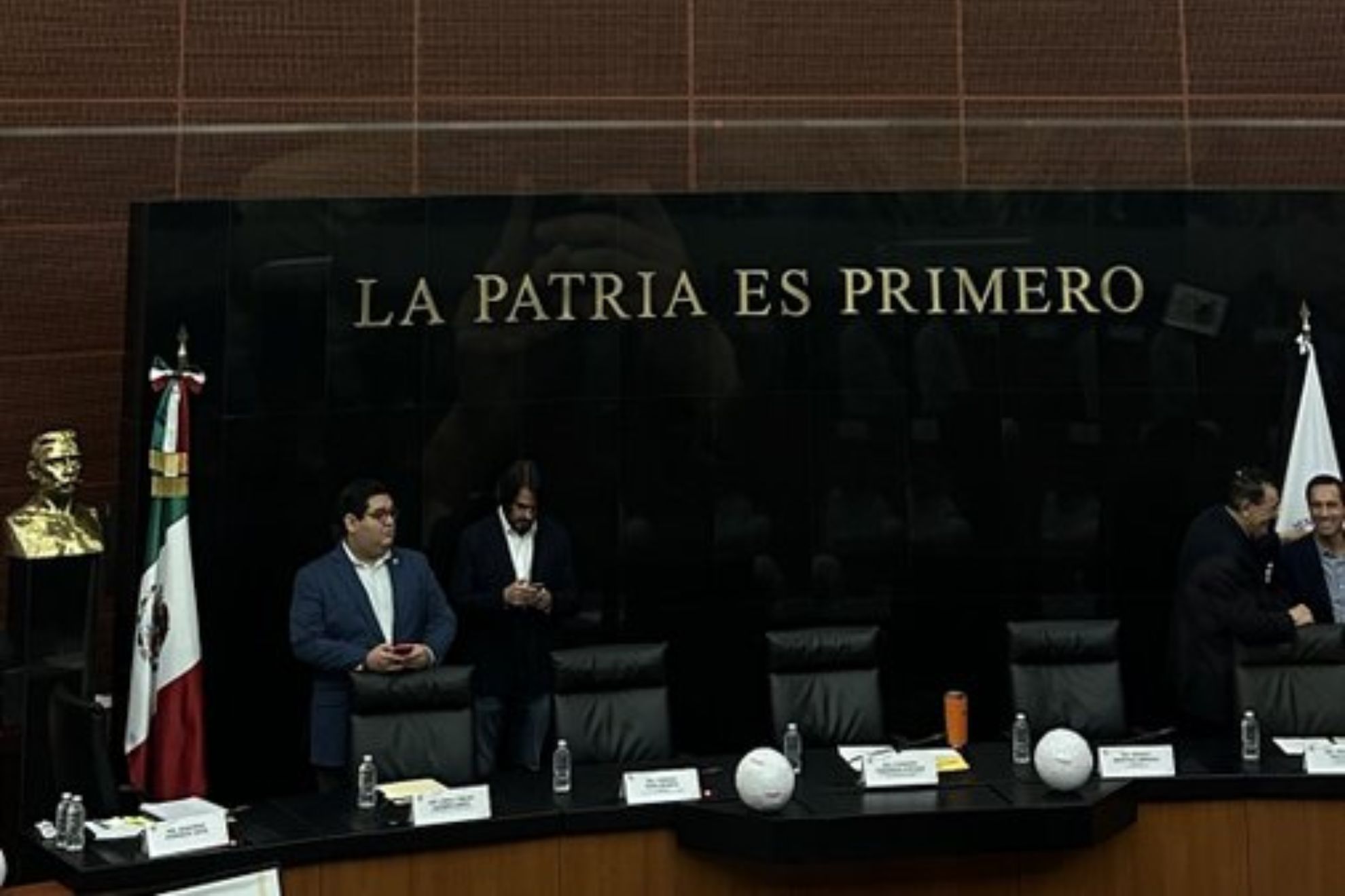 Mikel Arriola y Francisco Iturbide recibieron invitaciones para participar en el foro; hasta antes de su realización, los organizadores señalaron que no habían obtenido respuesta. / ESPECIAL X @FabrizioDC_