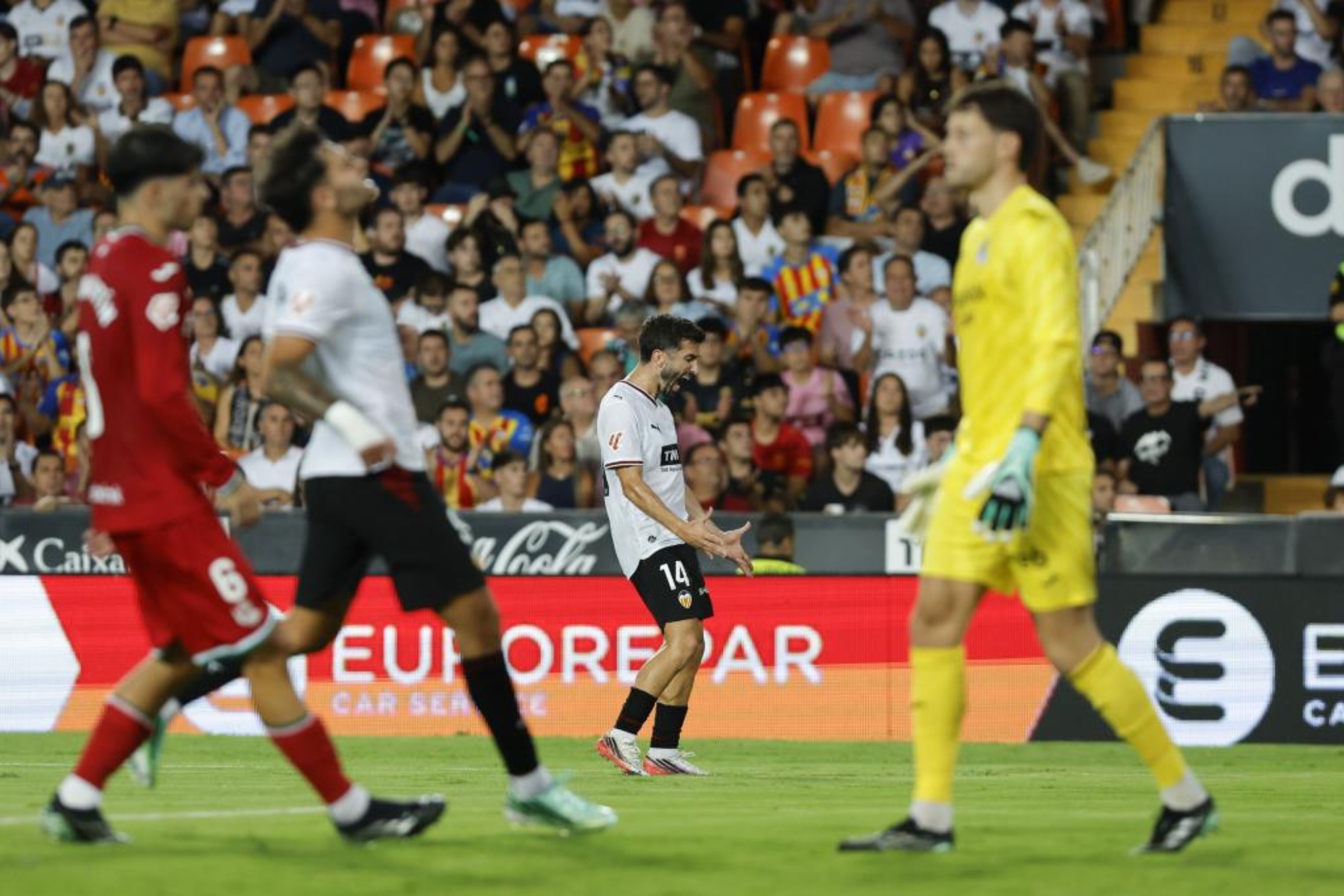Gayà se lamenta durante la derrota del Valencia ante la Real Sociedad. EFE