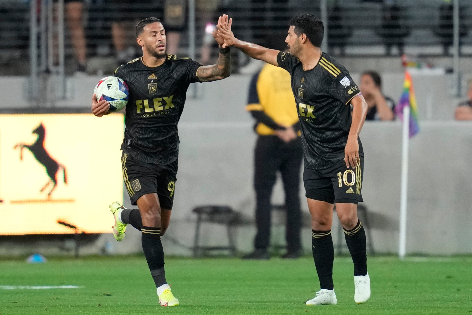 Bouanga y Vela se saludan tras un gol de LAFC. LAPRESSE