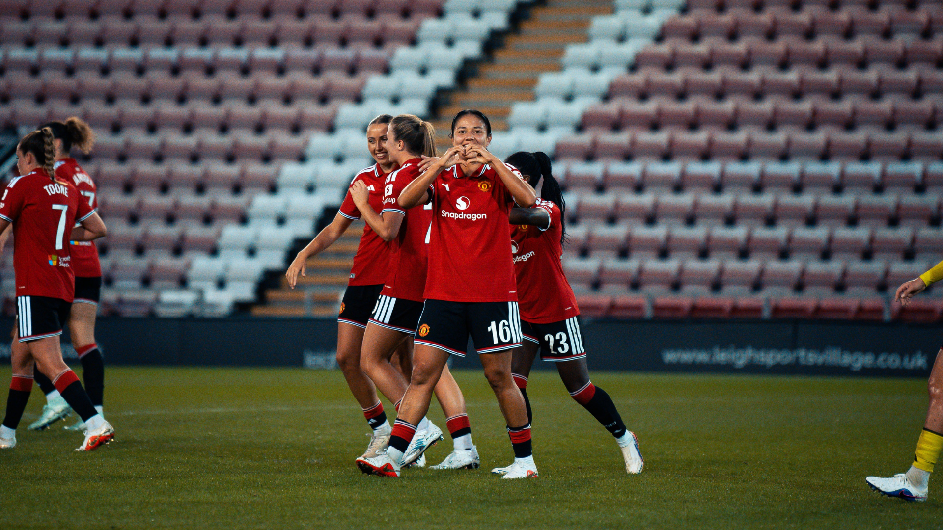 Rebeca Bernal anotó su primer gol en Inglaterra. / ESPECIAL
