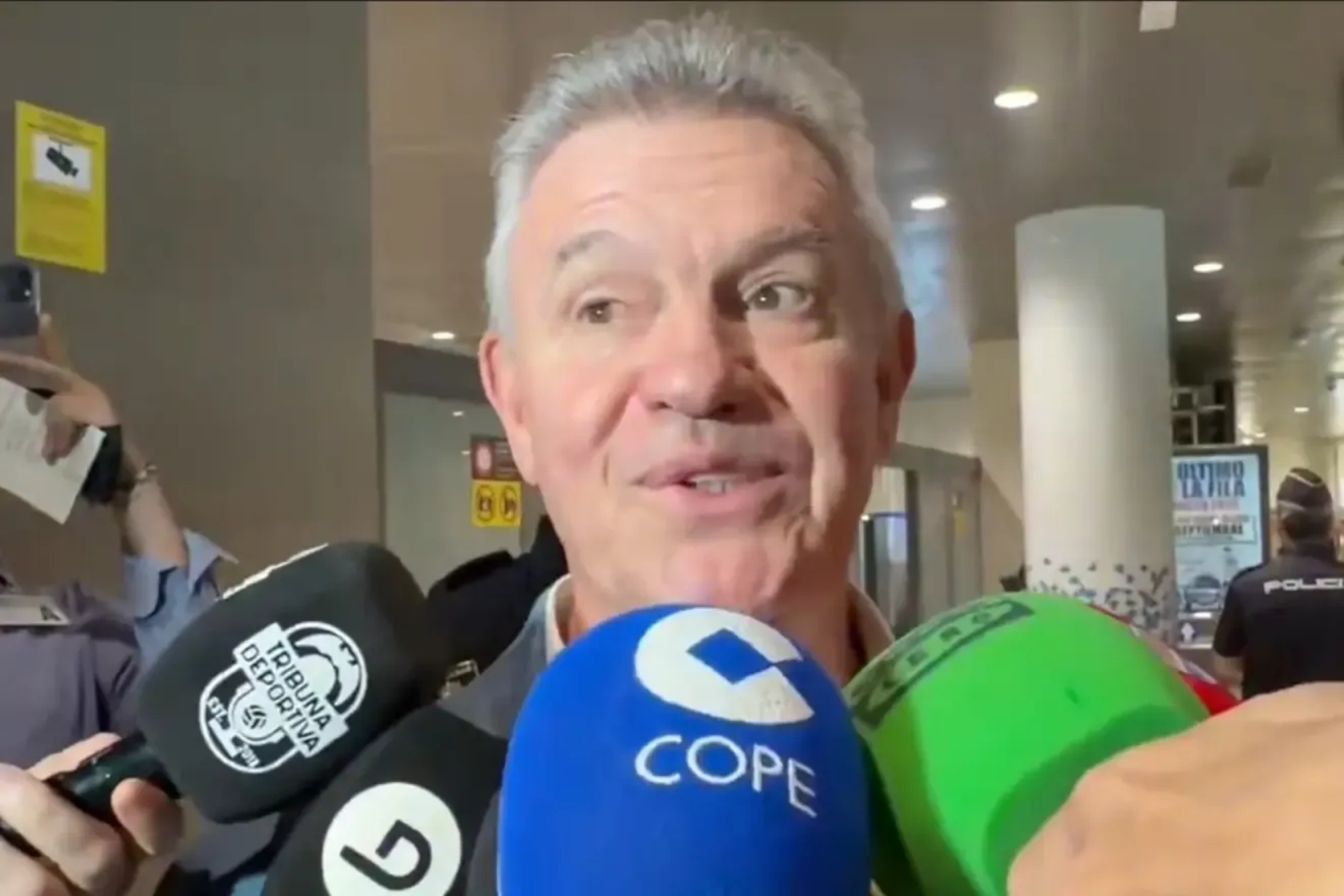 Javier Aguirre, a su llegada a Valencia con los periodistas