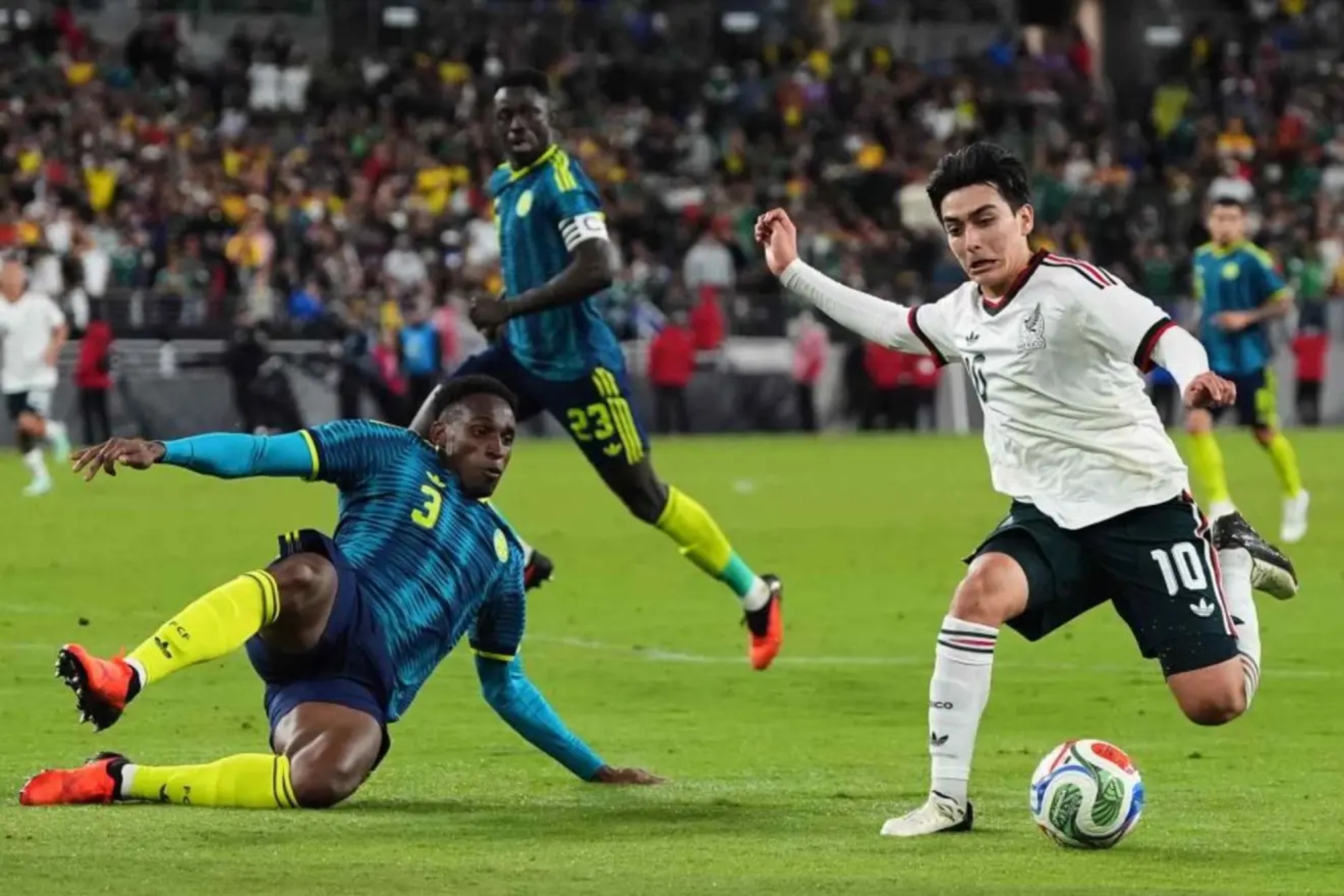 Gilberto Mora regatea a Lucumí antes de marcar con México