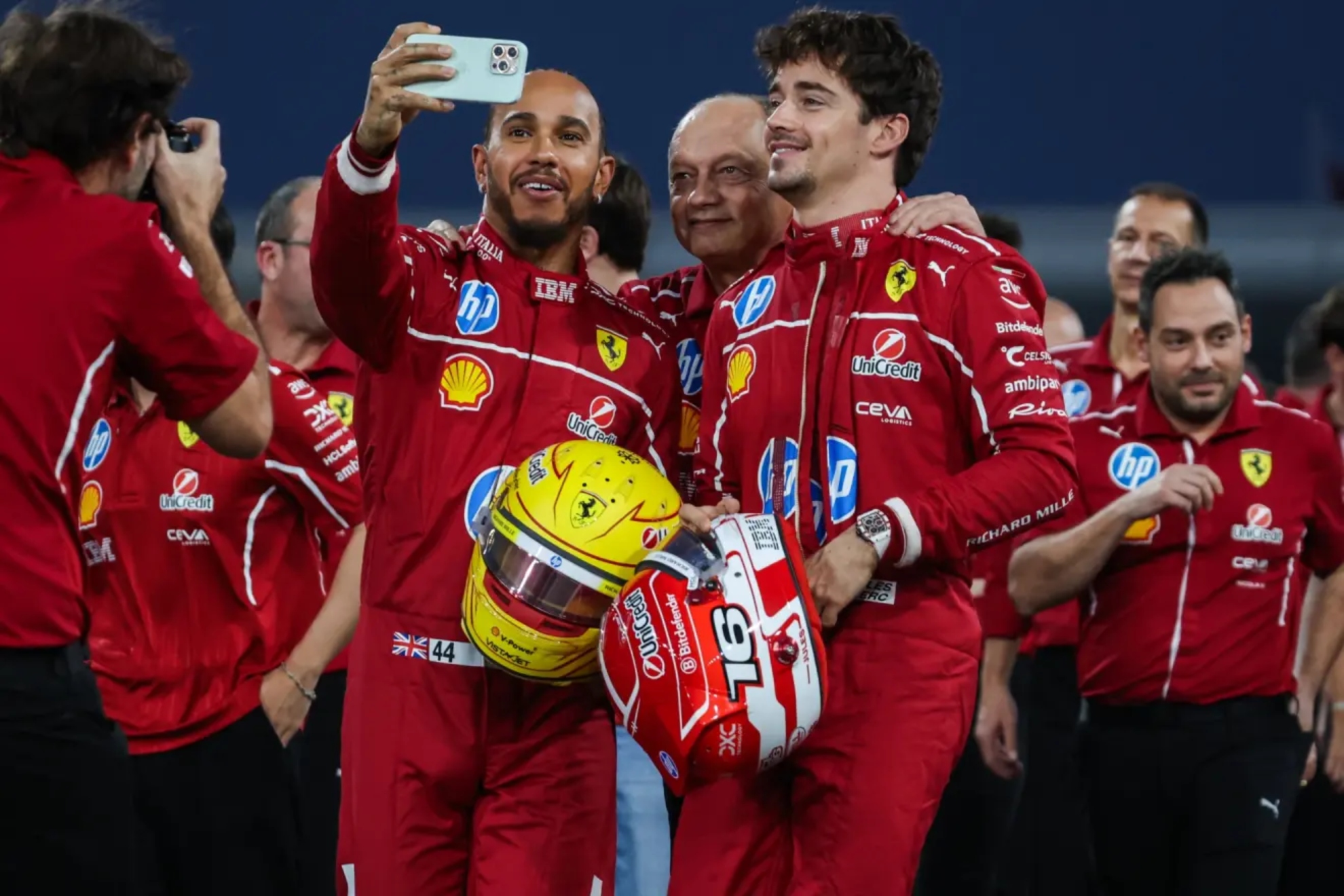Vasseur, jefe de Ferrari, se hace un selfie con Hamilton y Leclerc SCUDERIA FERRARI