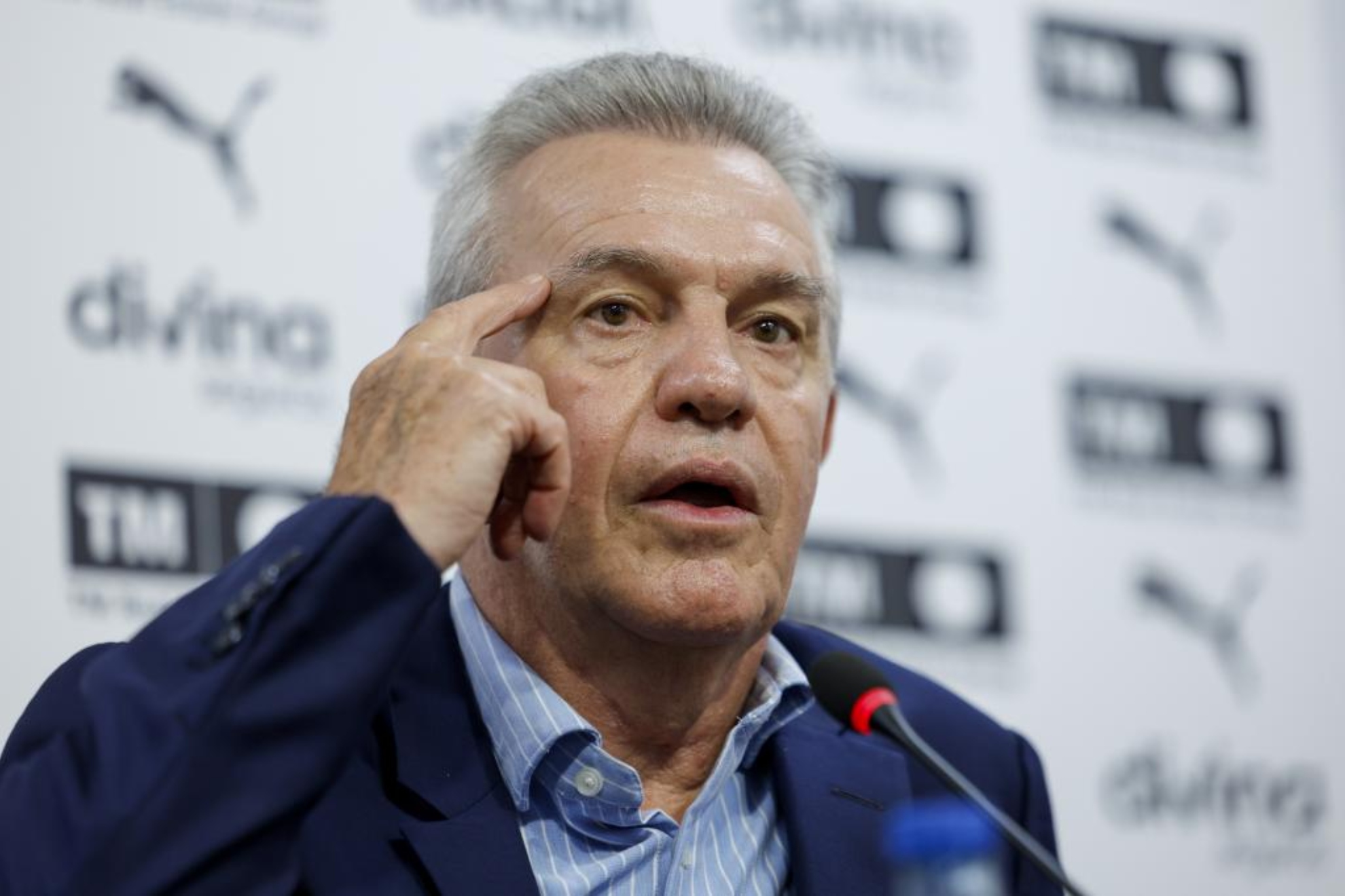 Javier Aguirre, durante su presentación en el Valencia. EFE