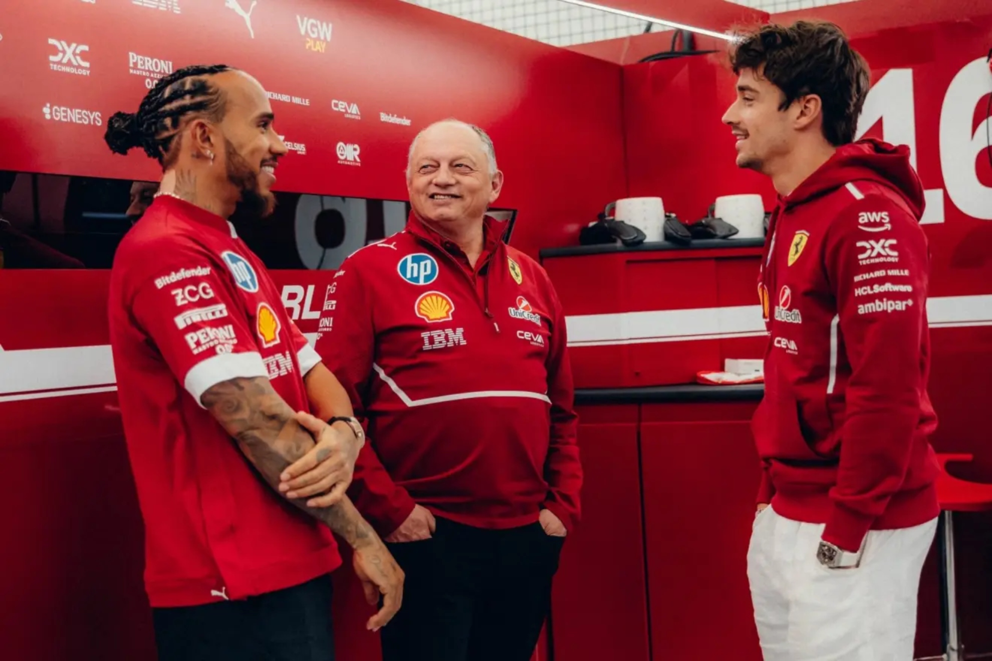 Vasseur junto a Hamilton y Leclerc SCUDERIA FERRARI