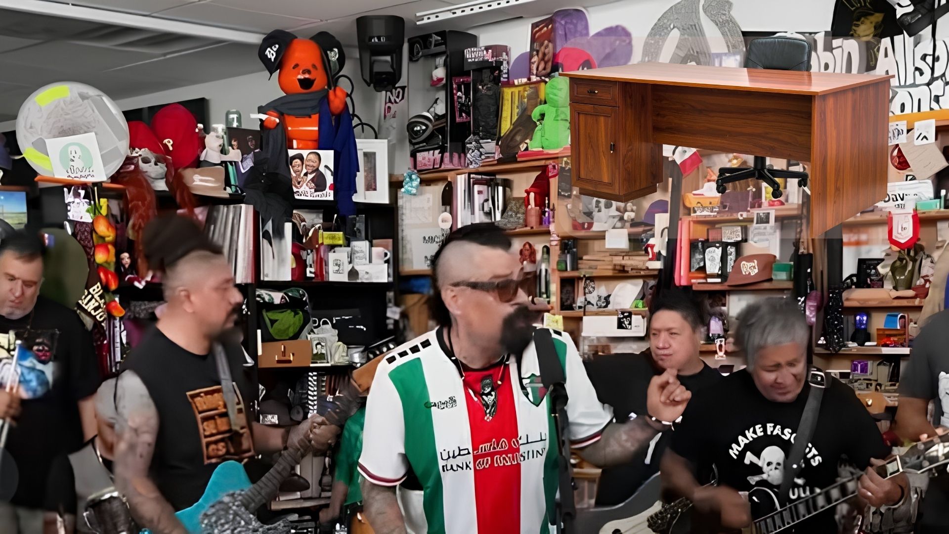Panteón Rococó convirtió el pequeño escenario de NPR Music en una mezcla de ska, memoria y mensajes sociales durante una sesión estrenada el 1 de octubre. / ESPECIAL @rococopix
