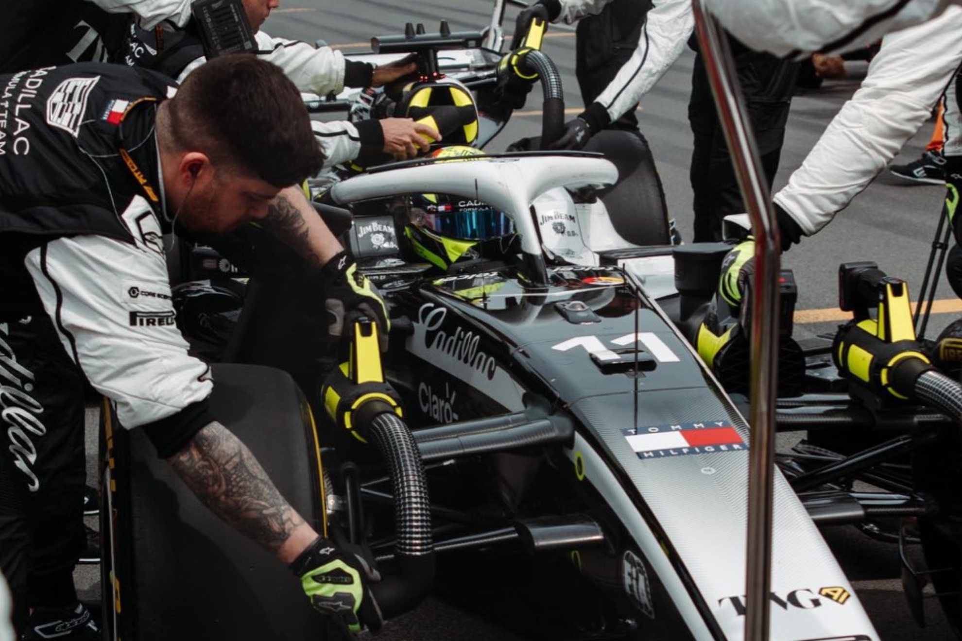 Checo Pérez, en su Cadillac
