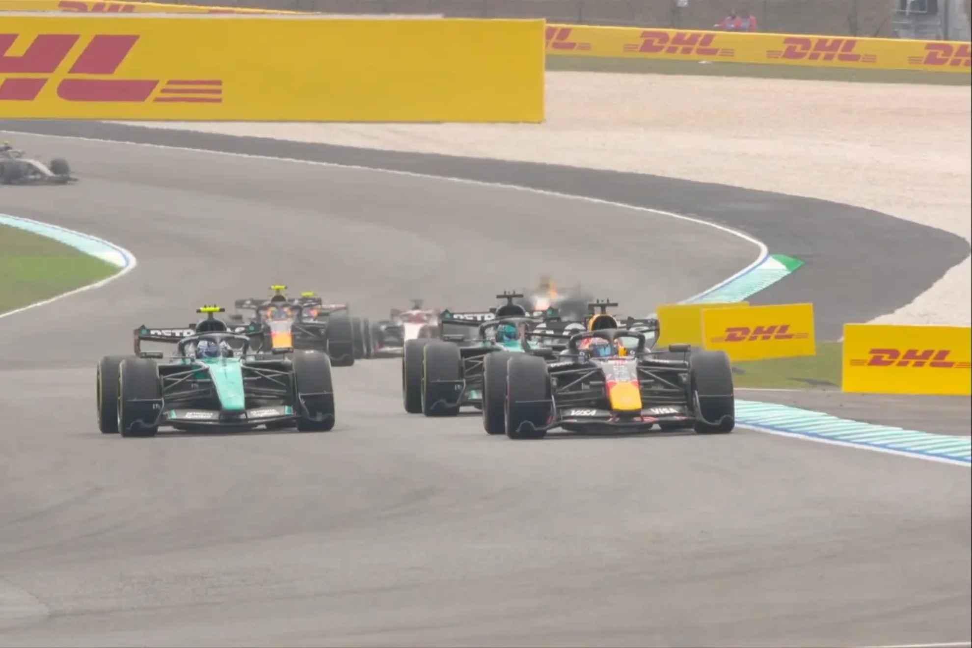 Momento del adelantamiento de Verstappen a Antonelli