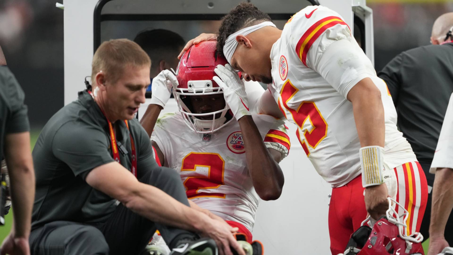 Patrick Mahomes intenta consolar a Tyquan Thornton tras su seria lesión / LAPRESSE