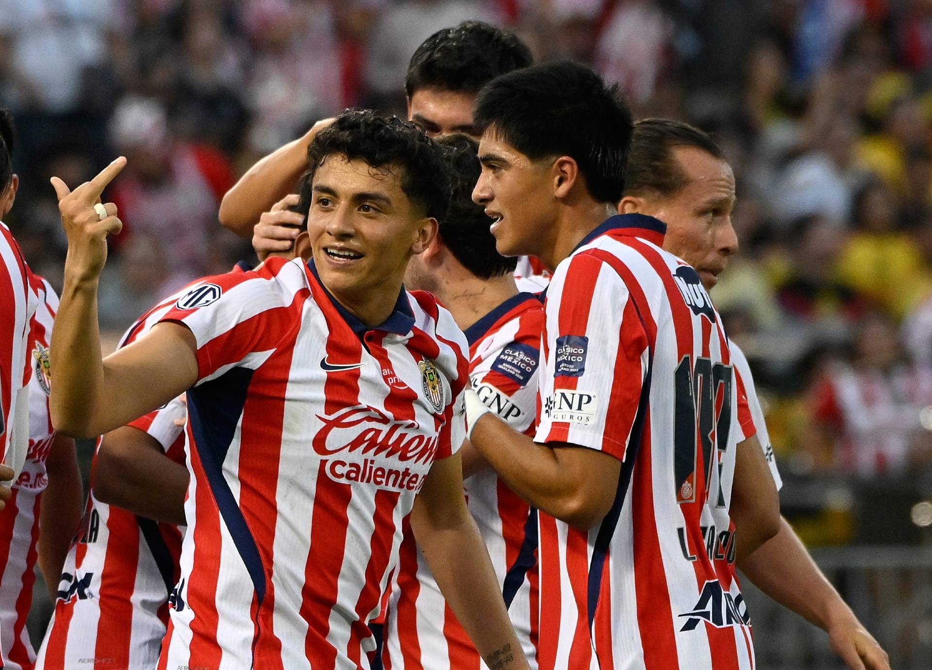 Richard Ledezma con la seña obscena hacia la afición del América MEXSPORT