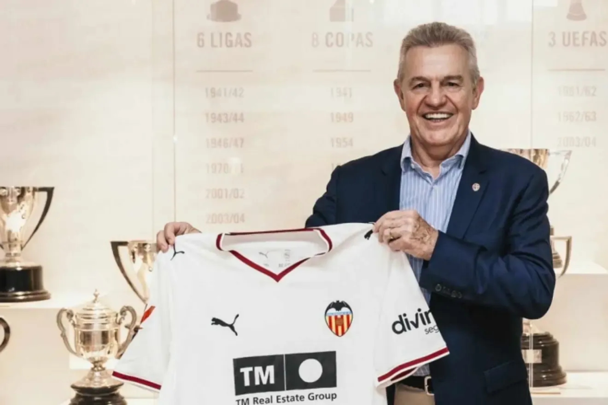 Javier Aguirre posa con la camiseta del Valencia VCF