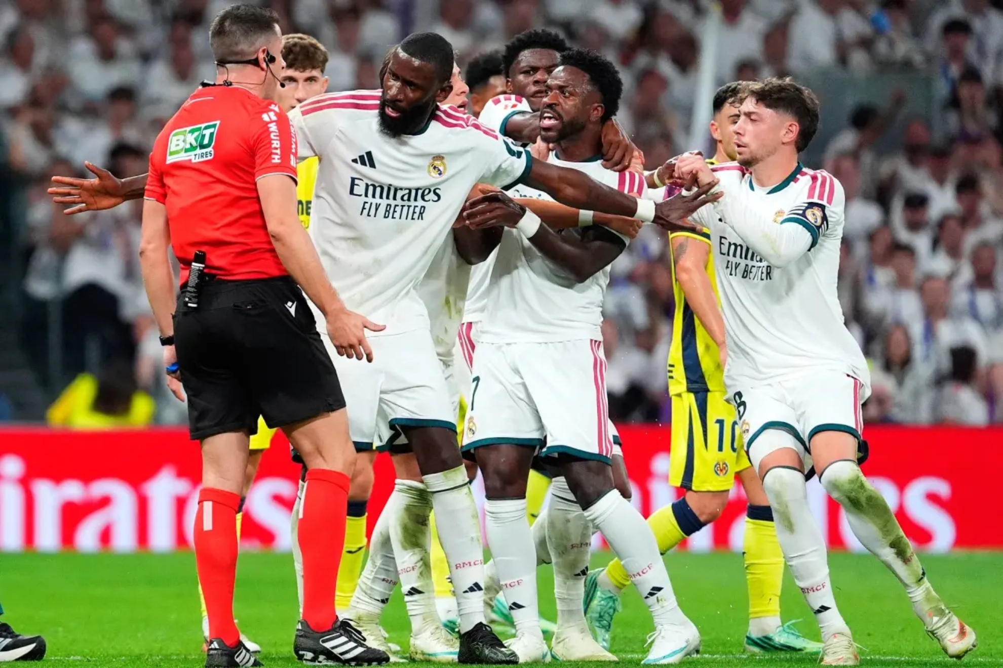 Vinicius, muy enfadado, protesta su expulsión ante el Villarreal GETTY IMAGES