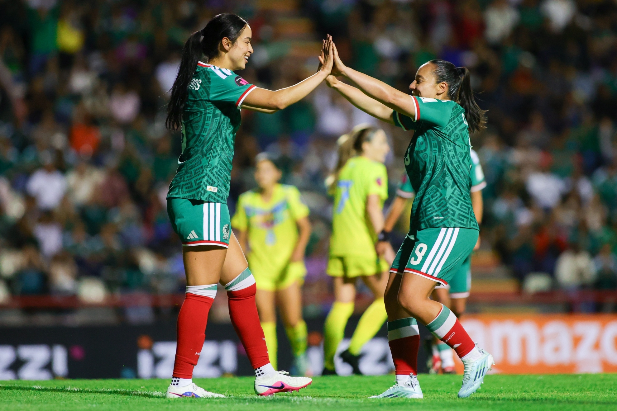 Camberos y Corral celebran gol con el Tri. MEXSPORT