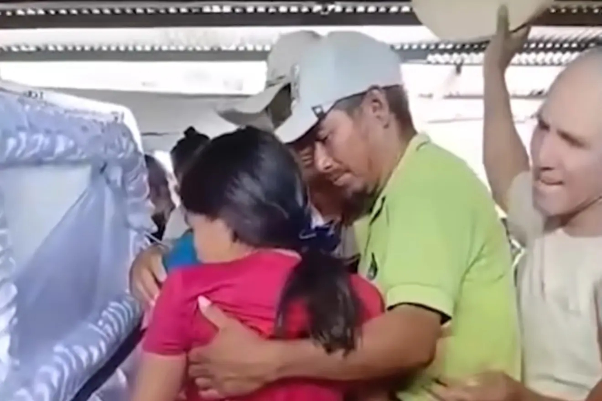 Momento en el que Yuleidy sale del ataúd ayudada por su padre