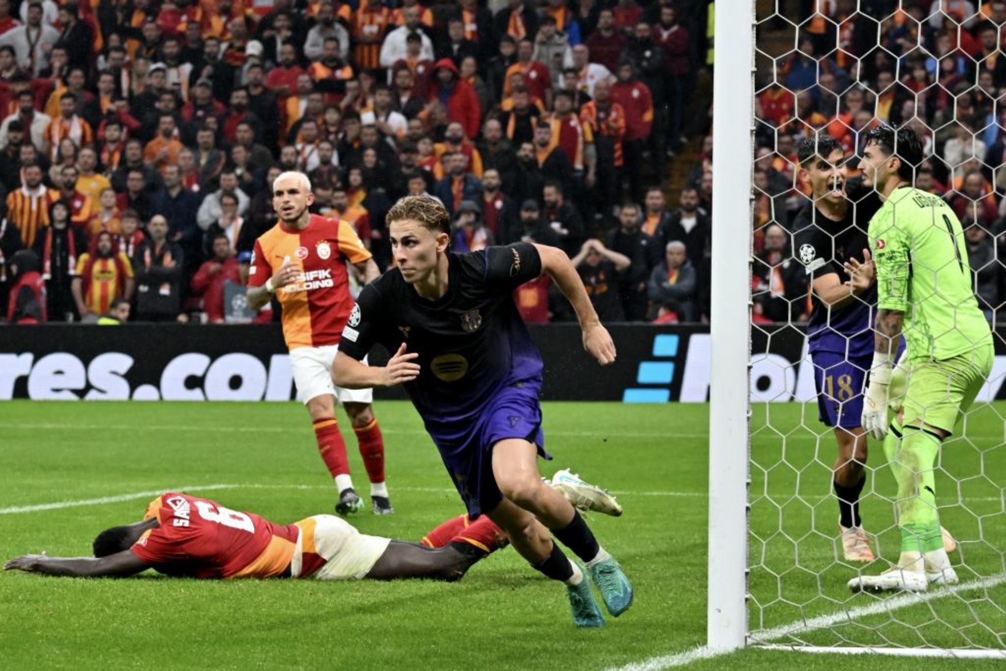 Fermín festeja su gol al Galatasaray. EFE