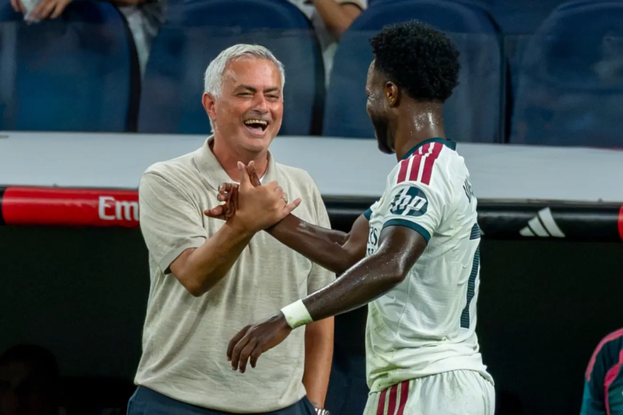 Mourinho saluda a Vinicius PABLO MORENO