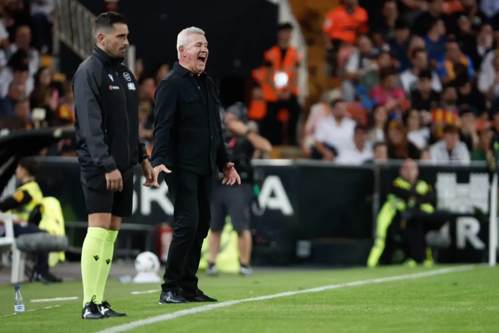 Javier Aguirre da instrucciones durante el partido ante el Athletic EFE