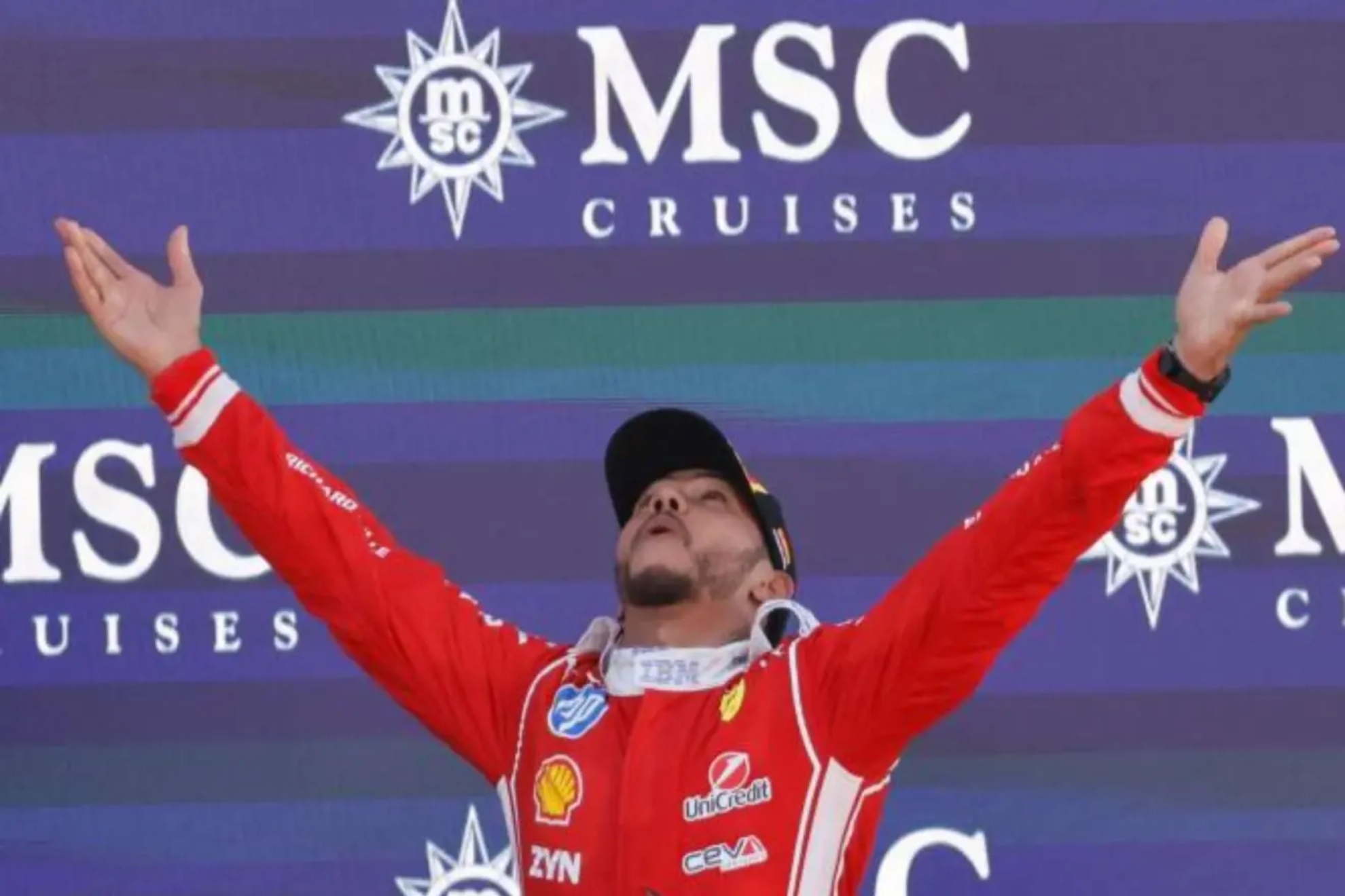 Hamilton celebra un podio con Ferrari