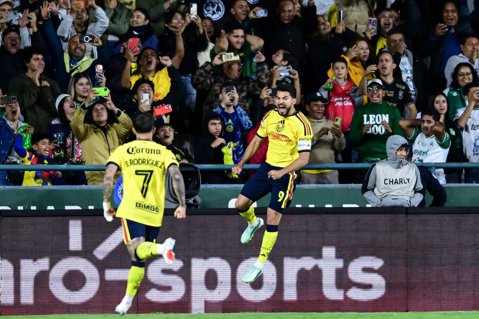 Henry Martín festeja su gol a León junto a Brian Rodríguez. MEXSPORT