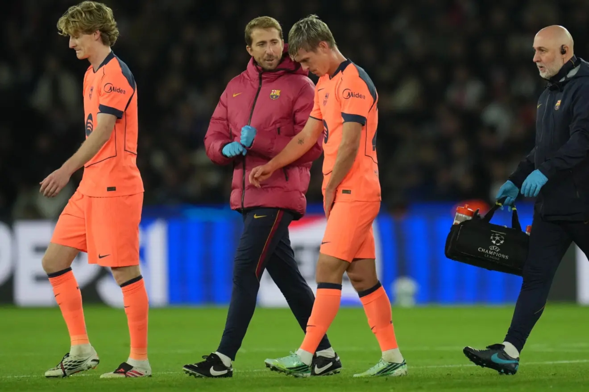 Olmo, en el momento de abandonar el partido ante el PSG lesionado LAPRESSE