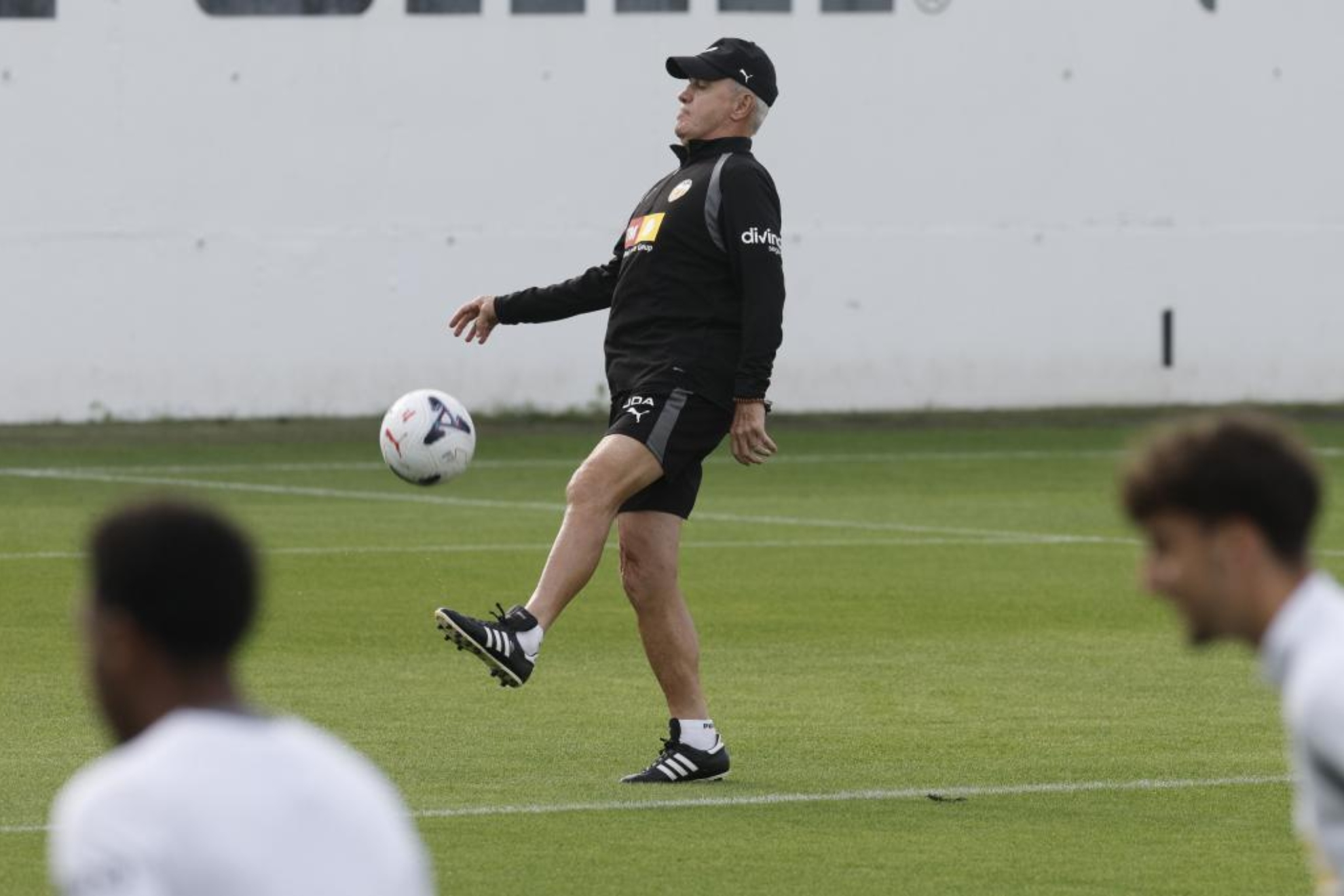 Javier Aguirre en un entrenamiento del Valencia EFE