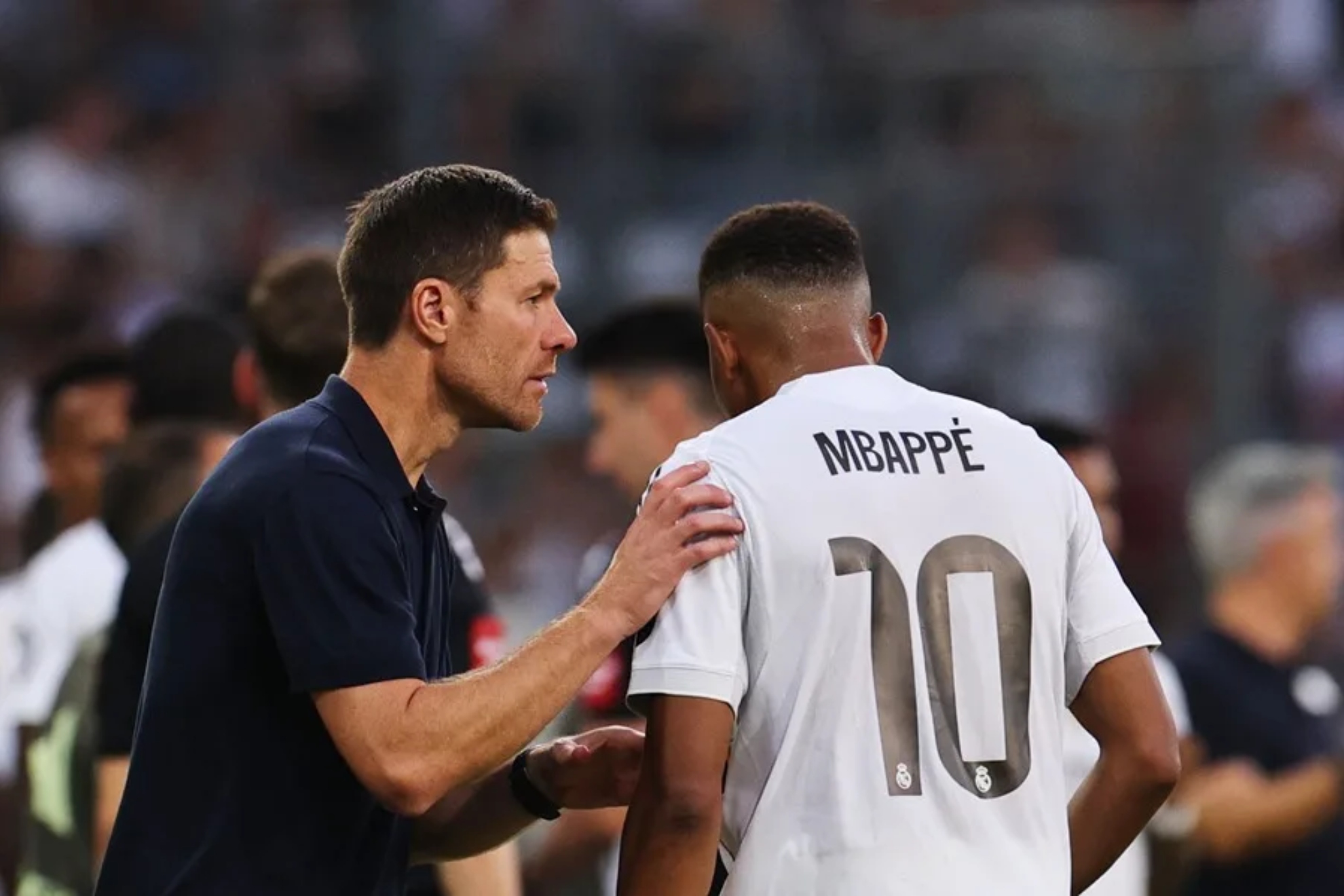 Xabi Alonso da instrucciones a Mbappé con el Real Madrid EFE