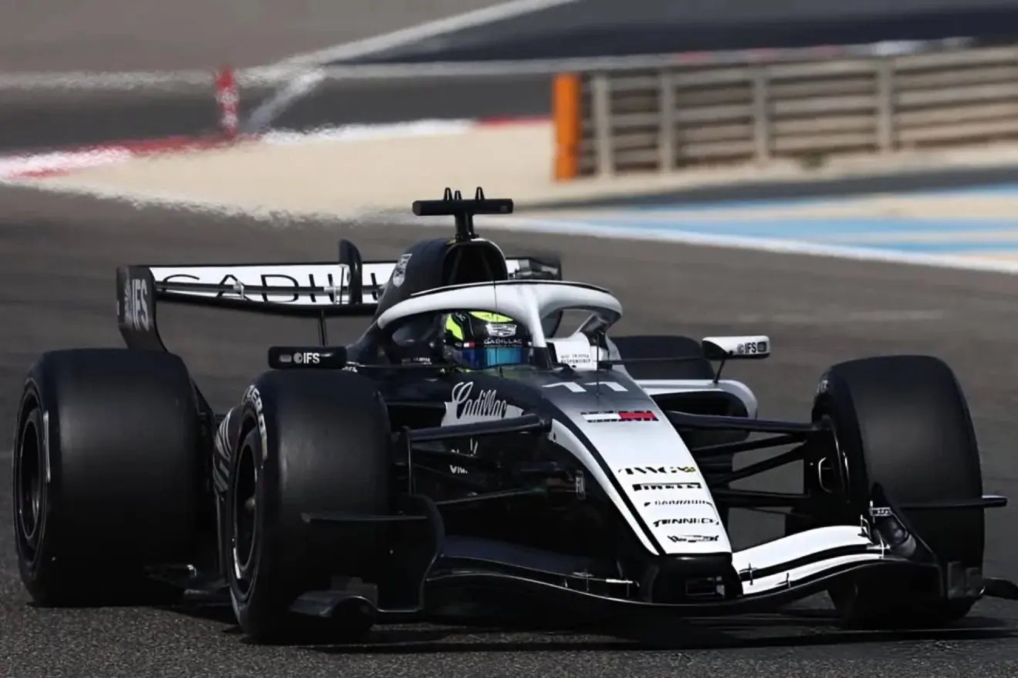 Checo, en su Cadillac EFE