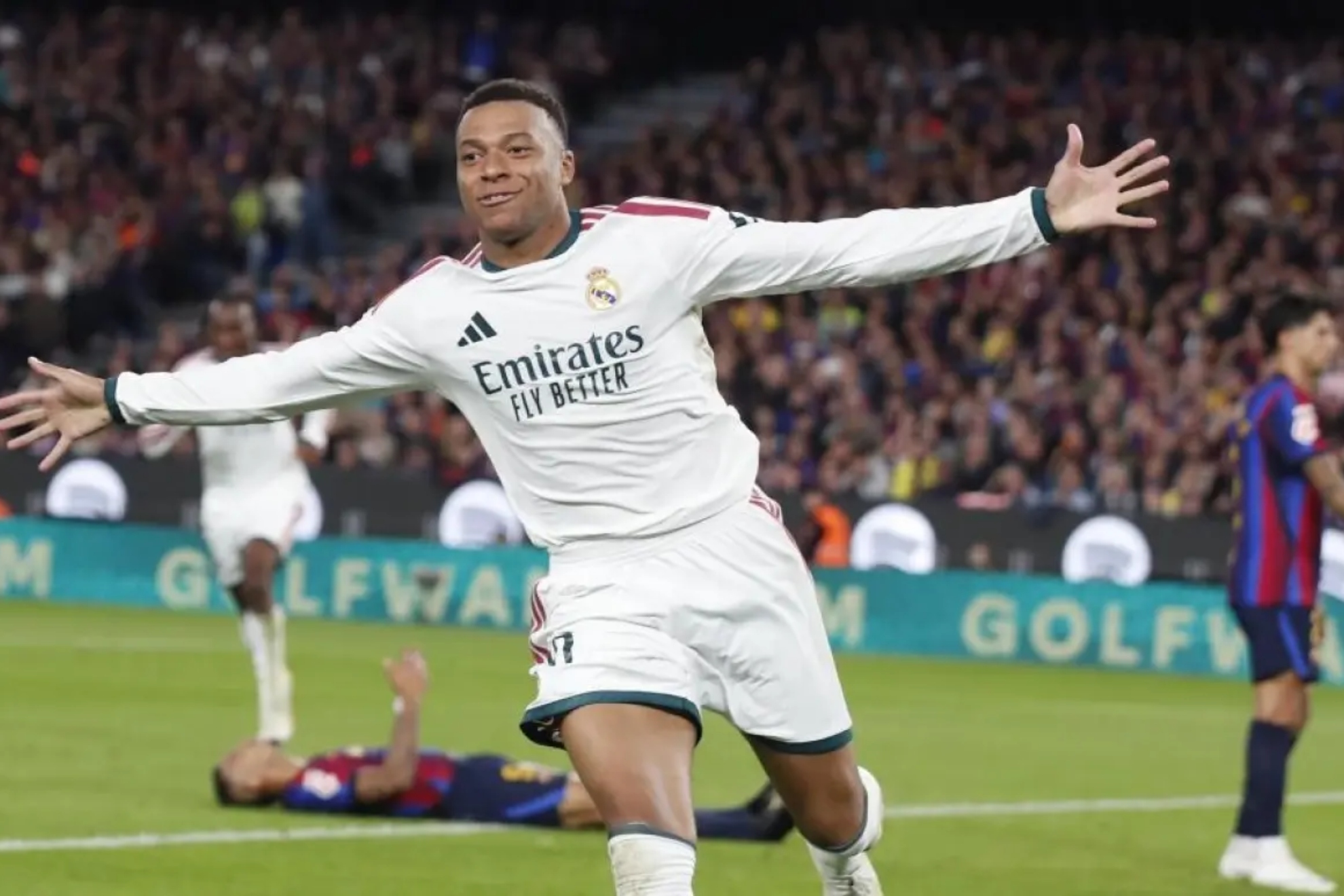 Mbappé celebra uno de sus goles al Barcelona FRANCESC ADELANTADO