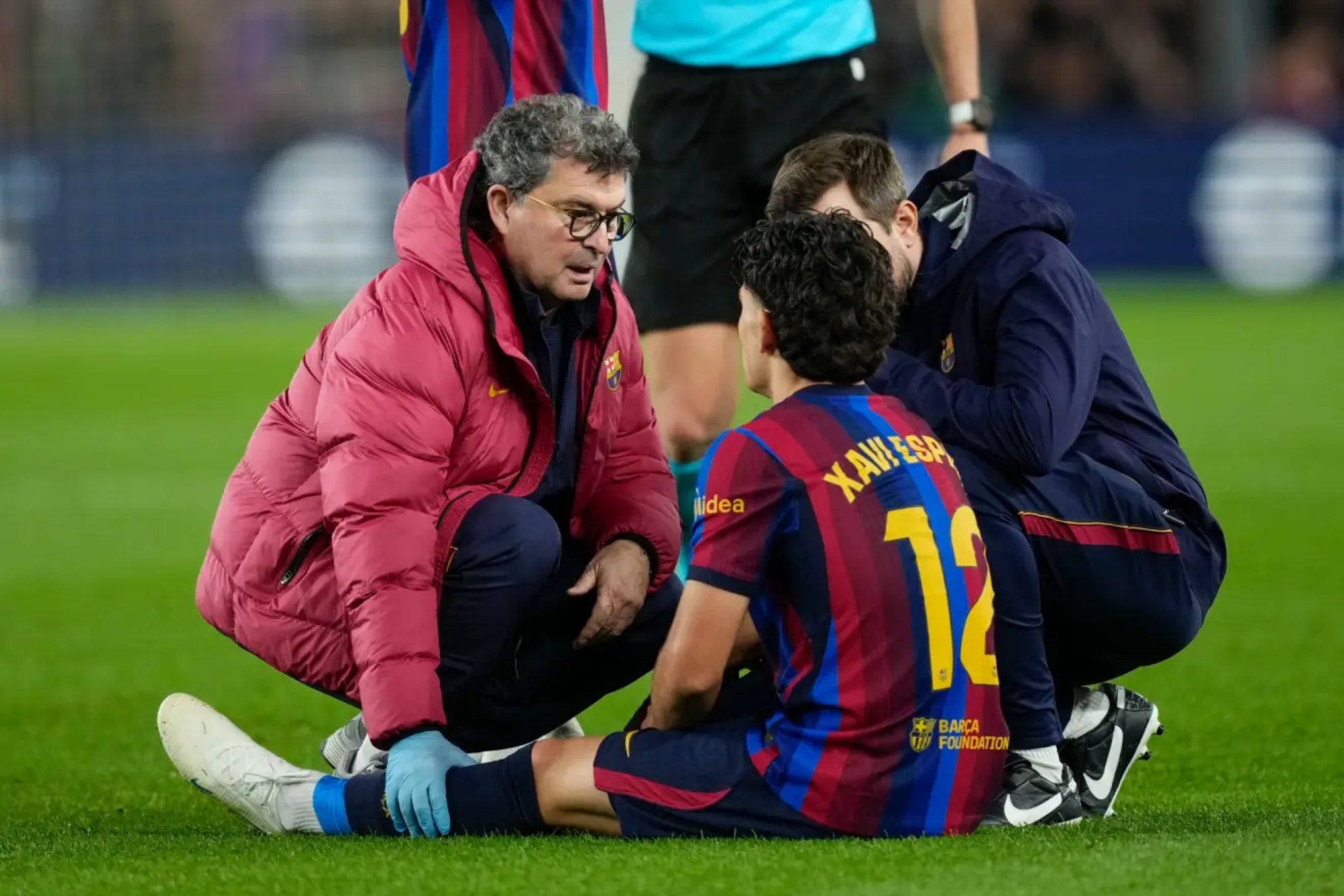Xavi Espart, en el momento de caer lesionado ante el Madrid