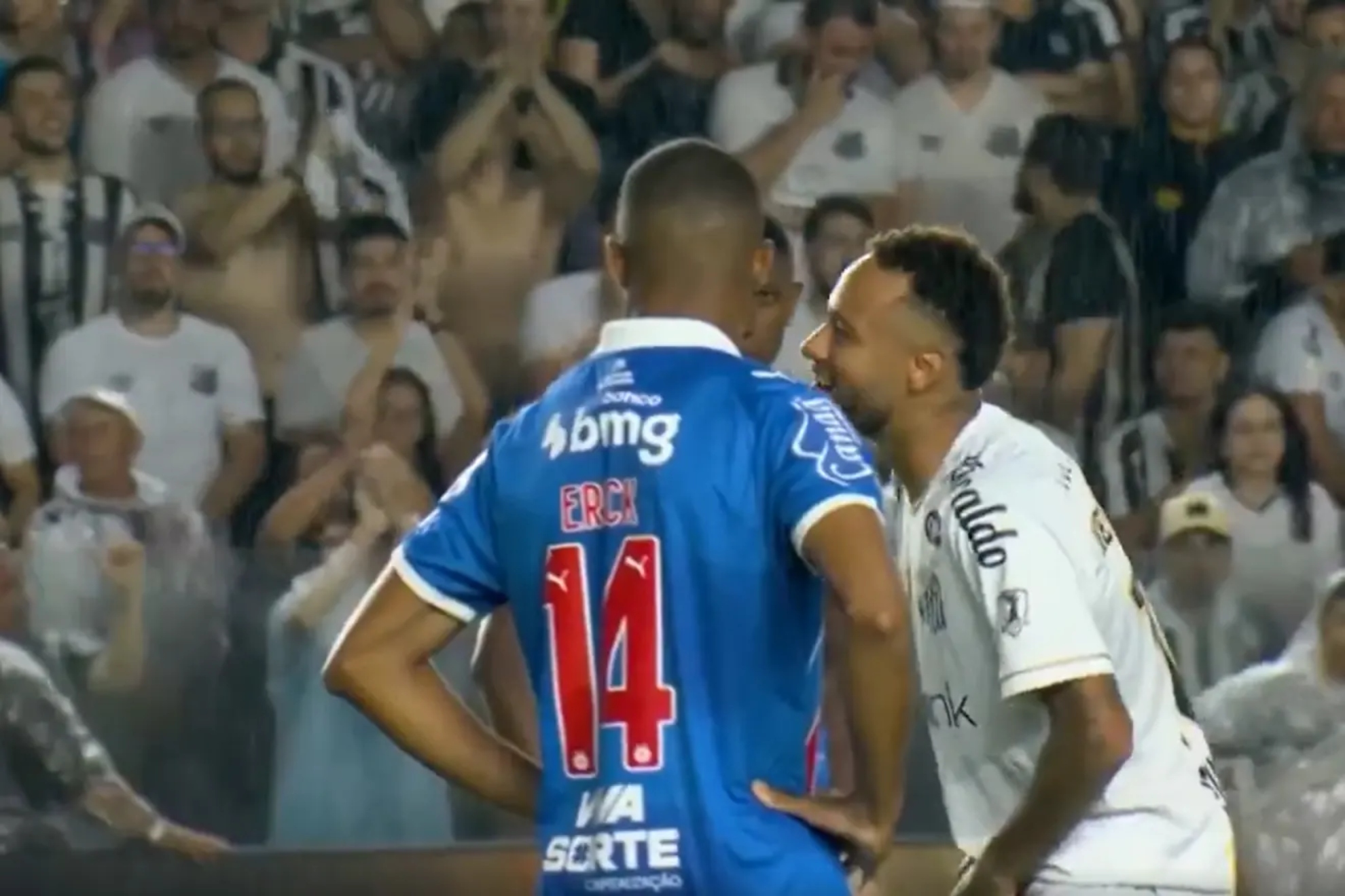 Neymar se encara con el rival