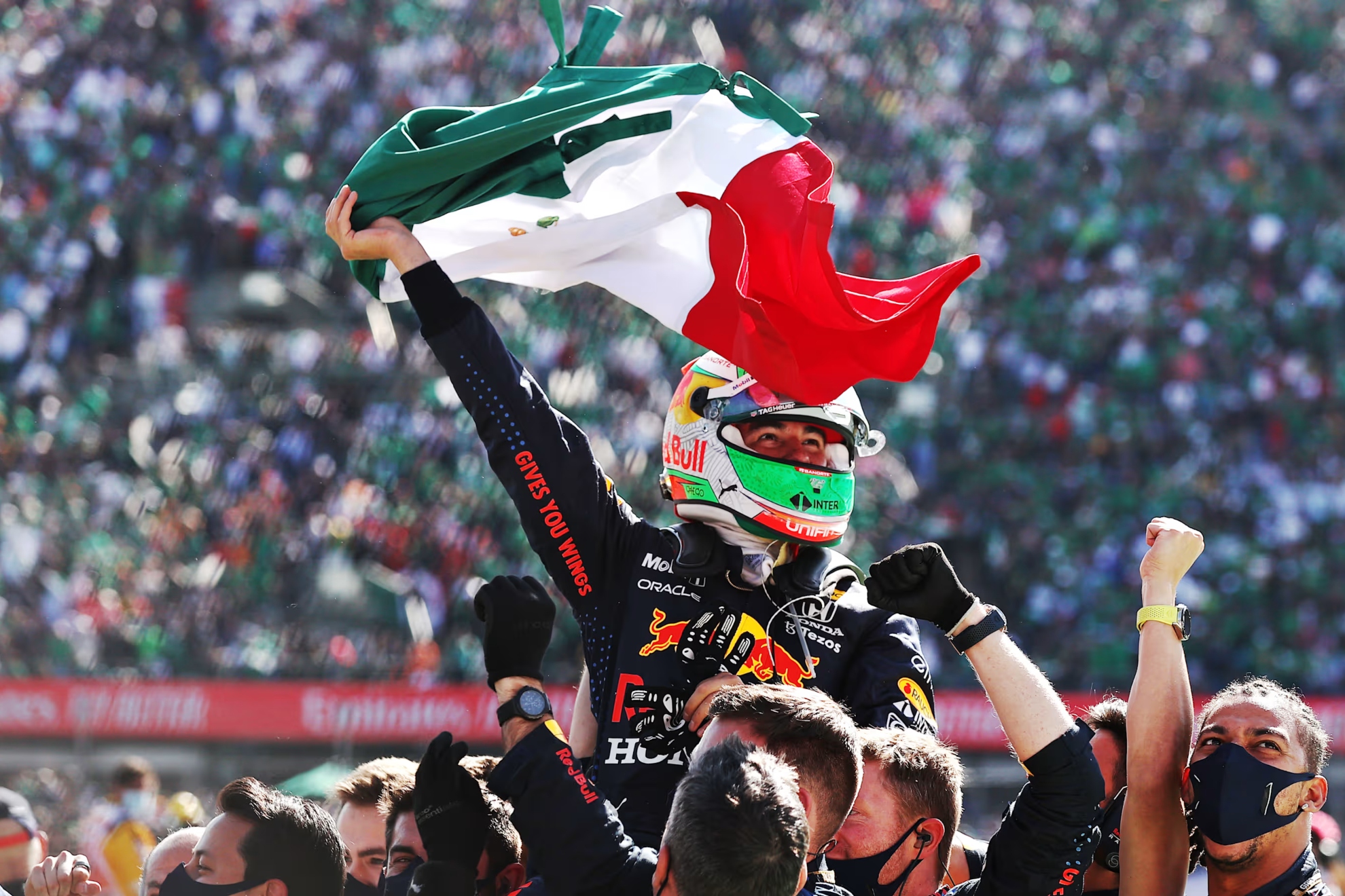 Checo, tras una de sus carreras con Red Bull en México